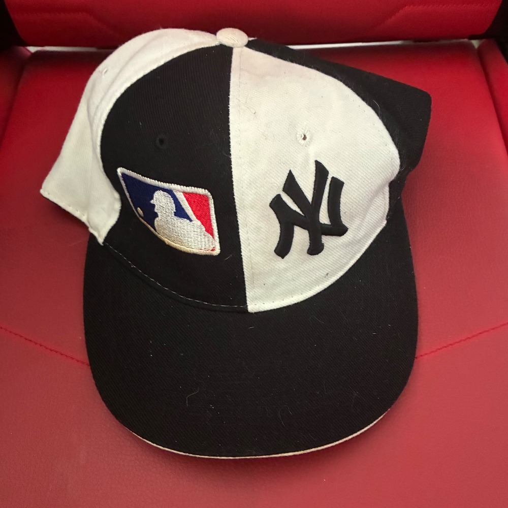 Vintage New York Yankees MLB Pinwheel Fitted Hat Size 8 Black White‎ Rare Cap